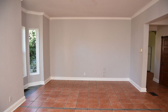 Building Photo - 3 Bedroom 1.5 Bath Hilltop 2 Story Home