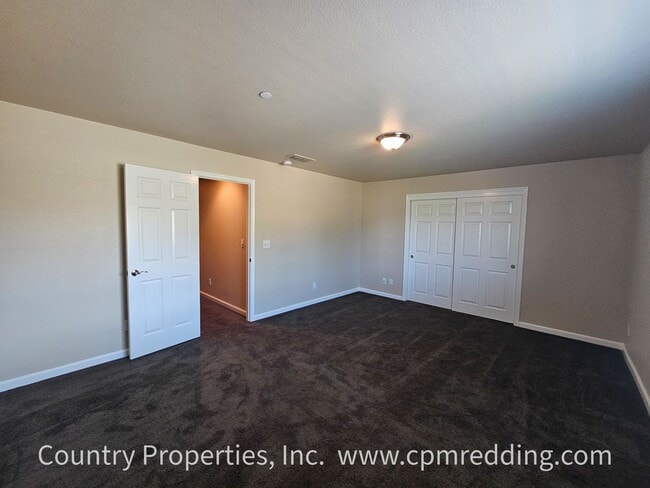 Building Photo - Spacious 5 Bedroom in the Heart of Redding!