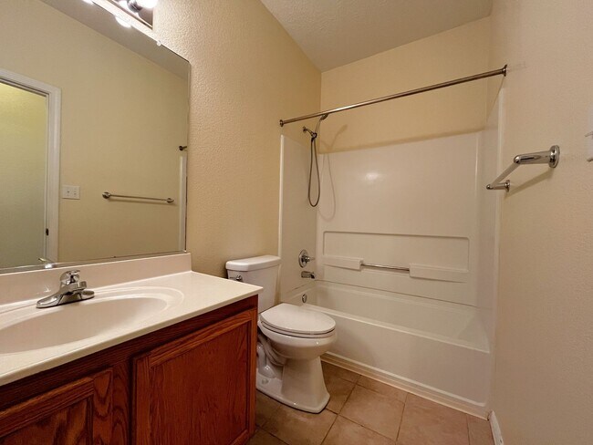 Building Photo - Fantastic 3 Bedroom, 2 Bath Home In The NE!