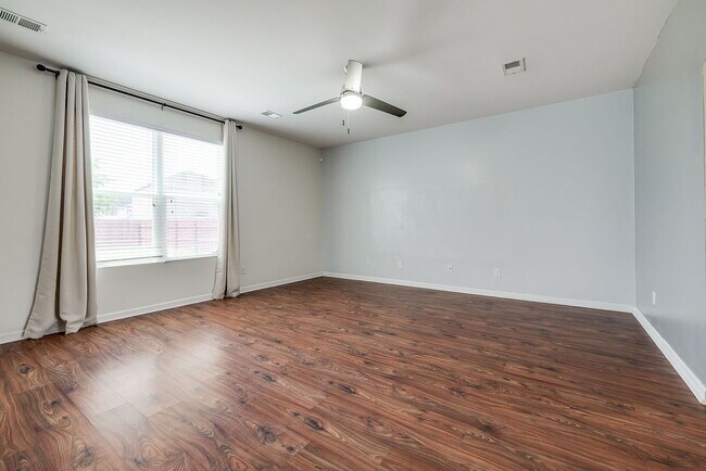 Building Photo - Spacious & Convenient