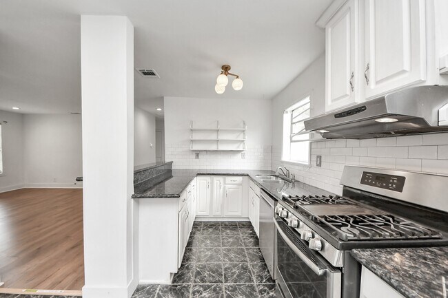 Building Photo - 7722 Elm St