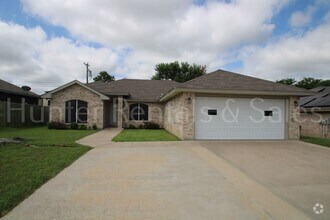 Building Photo - Move-In Ready Gem with Spacious Backyard
