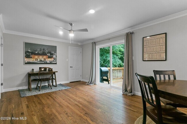 Building Photo - 450 Crestview Rd