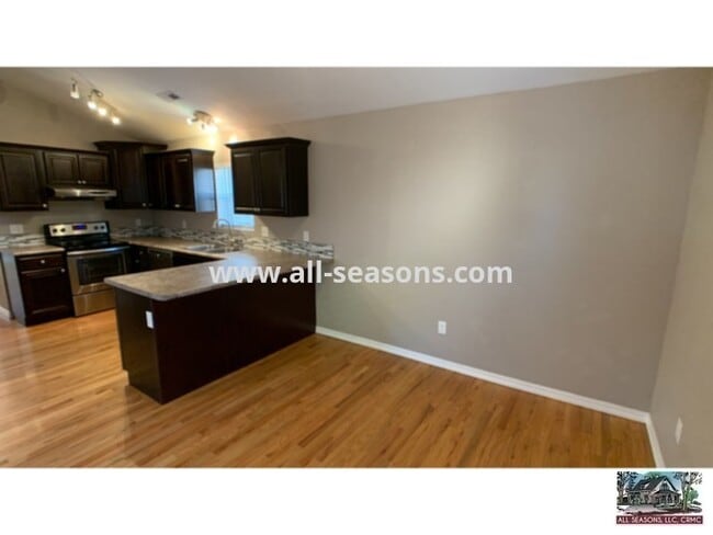 Building Photo - Remodeled bungalow located close to downtown!