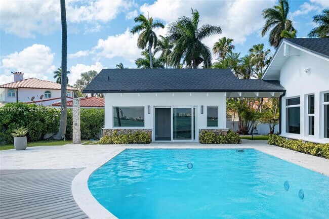 Building Photo - 1365 Bay Terrace