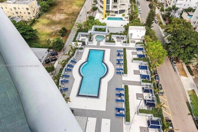 Building Photo - 480 NE 30th St