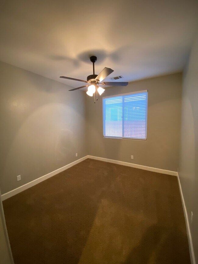 Building Photo - NW Visalia Home Rent Ready! !