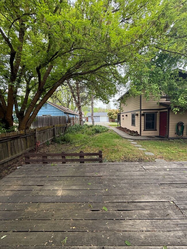 Building Photo - Charming, One bedroom duplex in Prime Ashland location | Available Now!