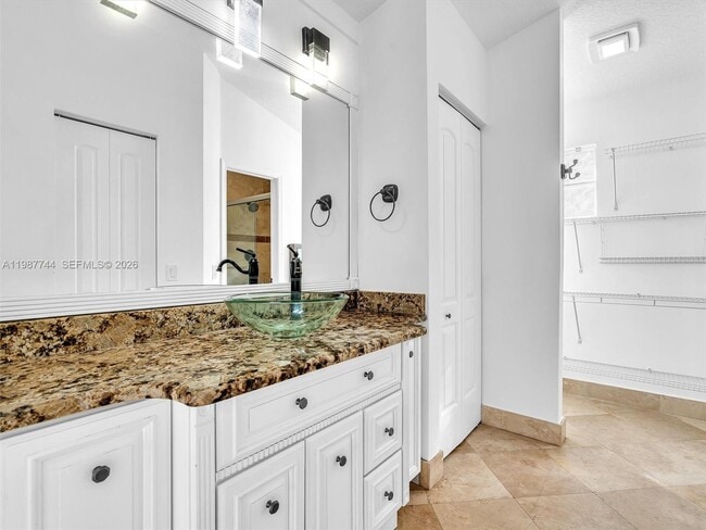 Building Photo - 11407 Lakeview Dr