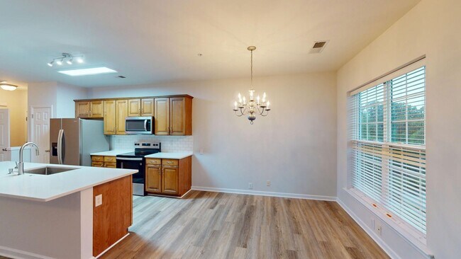 Building Photo - Recently updated condo in the heart of Bal...