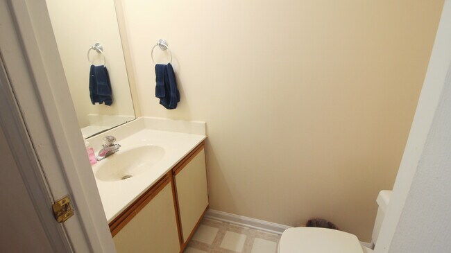 Building Photo - Super Peaceful 2 Bedroom / 2 Bathroom Town...