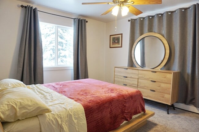 Building Photo - 1020 Friendly Ln