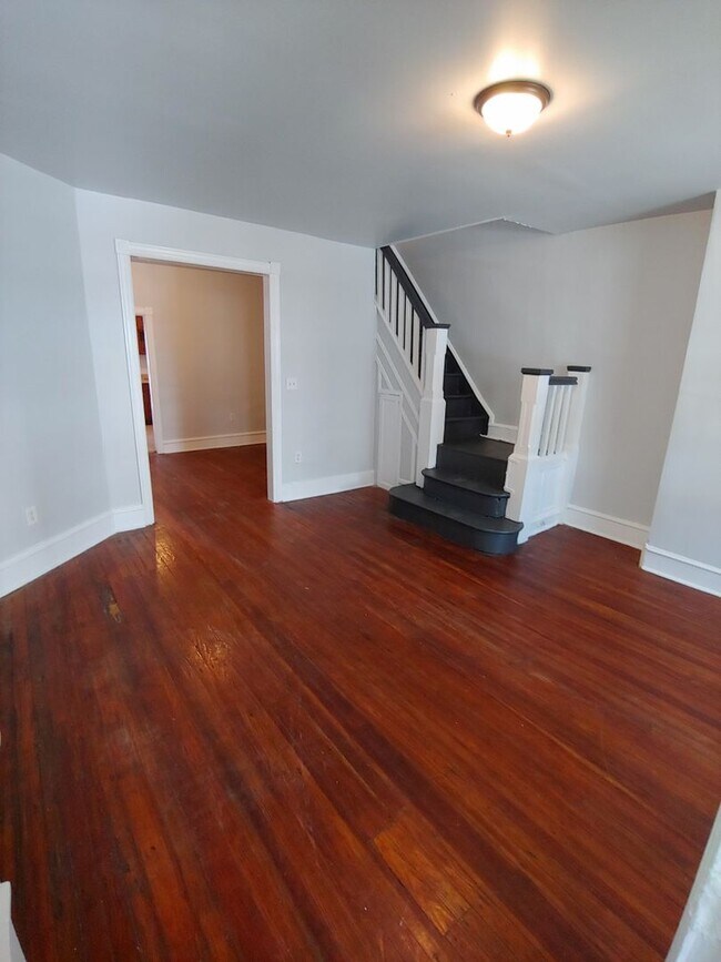 Building Photo - 3 Bedroom Home off of 60th & Cobbs Creek P...