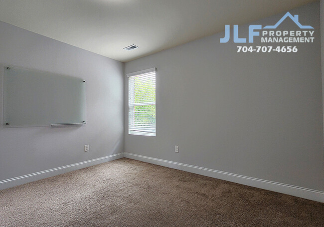 Building Photo - MOVE IN SPECIAL- 2 WEEKS FREE RENT! Fabulo...