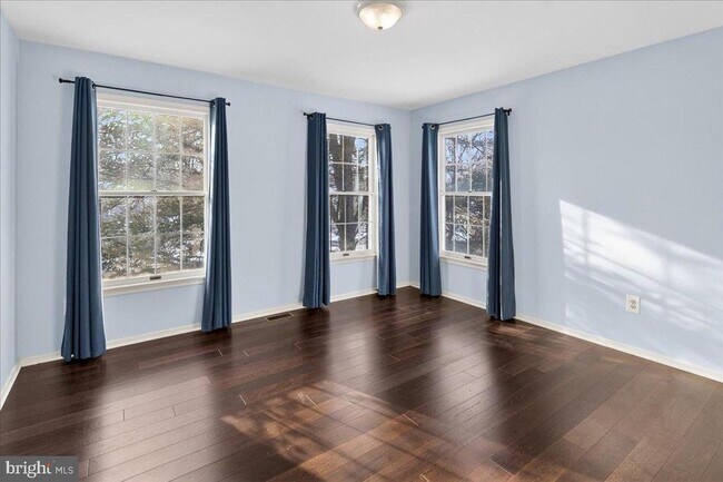 Building Photo - 7 Redwood Ct