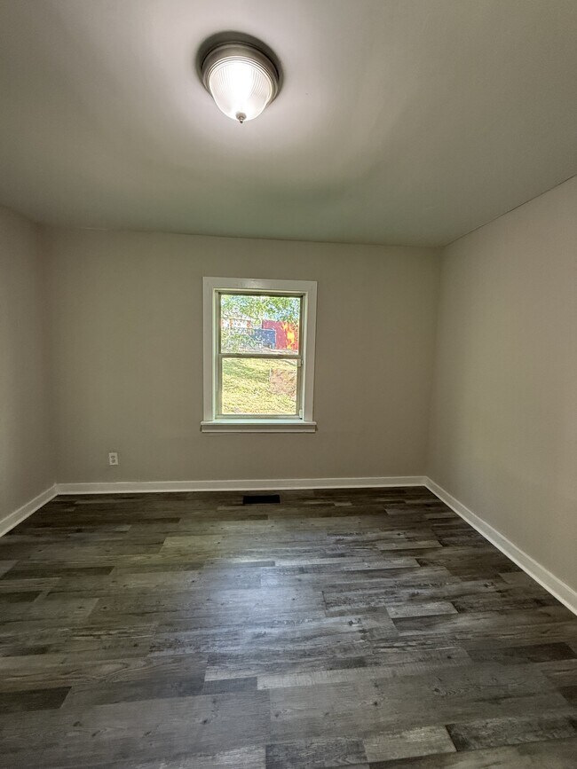 Building Photo - 923 Woodward Rd