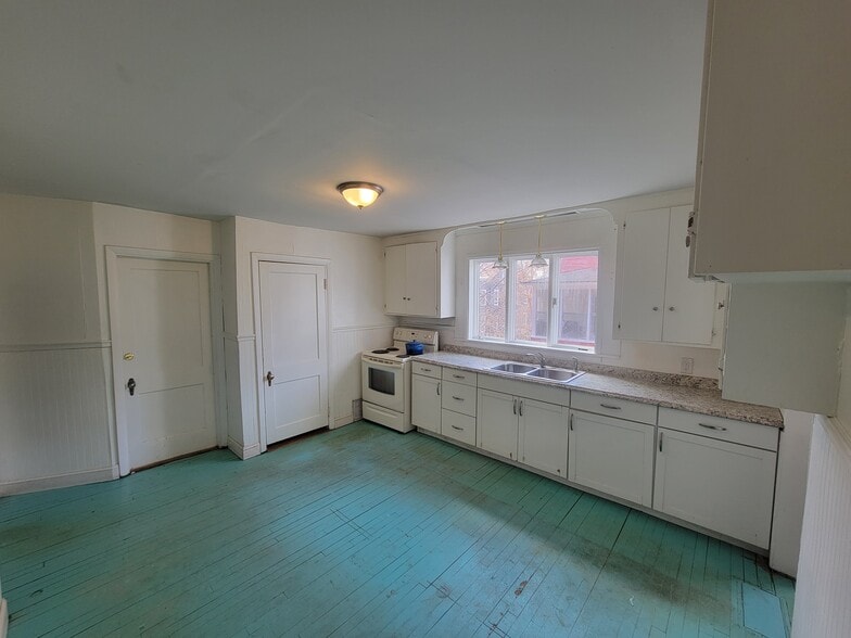 Building Photo - 73 Bartlett St