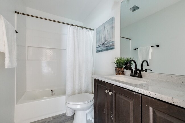 Building Photo - 925 Staley Ave