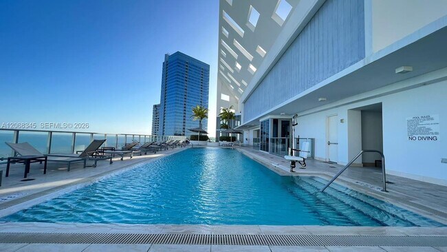 Building Photo - 1300 Brickell Bay Dr