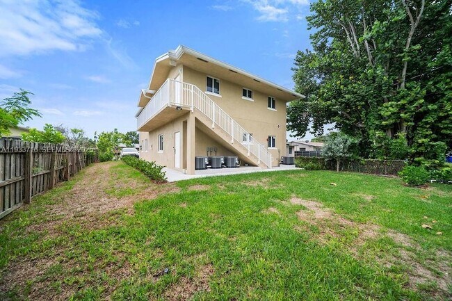 Building Photo - 2311 Scott St