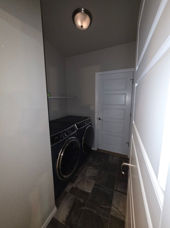 Building Photo - 1058 E Ranch Dr