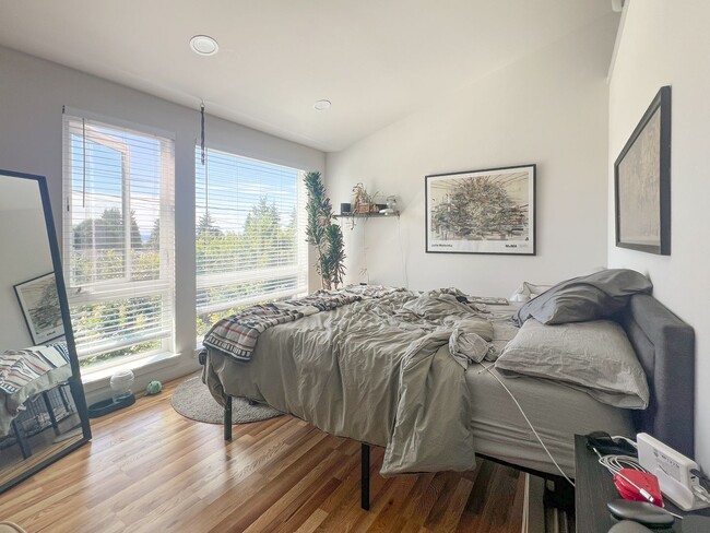 Building Photo - 3bd/2ba Seattle Townhome