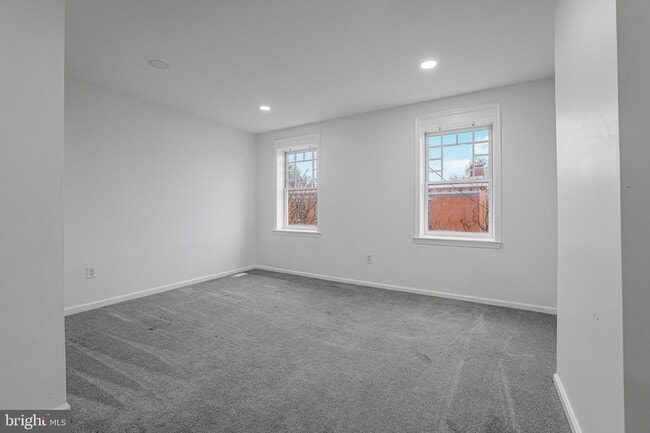 Building Photo - 609 W 9th St