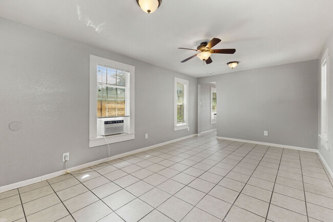 Building Photo - 330 Gem Ln