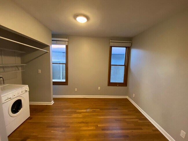 Building Photo - 2409 Glenmawr Ave