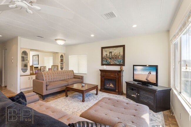 Building Photo - 55+ Senior Community~ 2 bed/2 bath with Am...