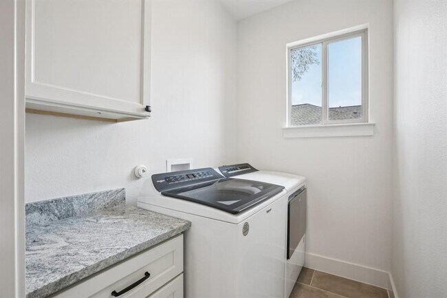 Building Photo - 6902 Northeast Dr