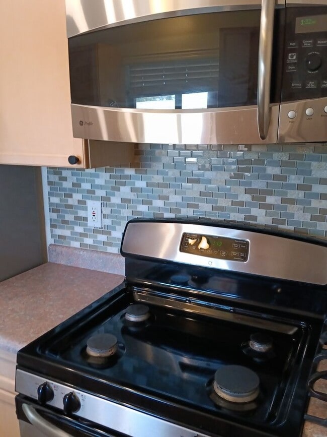 Building Photo - 3 Bedroom, 2.5 Bathroom Home! Schedule a Showing!