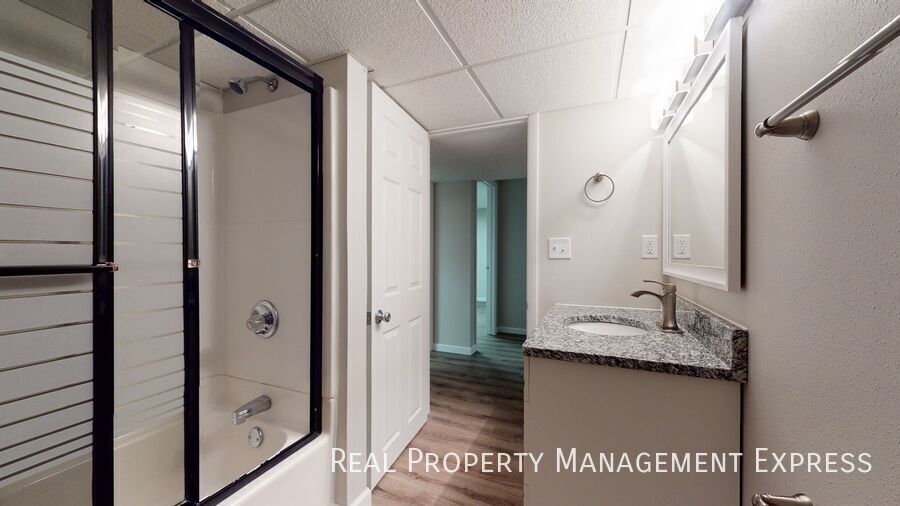 Building Photo - Newly Renovated 5 Bed Home w/ 2-Stall Garage