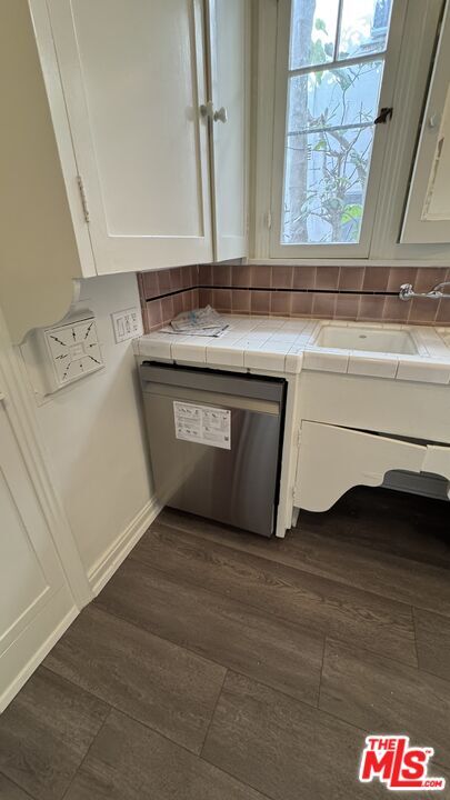 Building Photo - 328 N Sycamore Ave