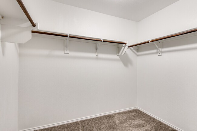 Building Photo - 1413 Lone Pine Dr