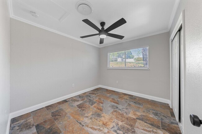 Building Photo - Spacious 4-Bedroom Retreat with Fireplace & Island Kitchen in New Braunfels