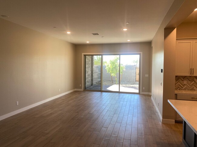 Building Photo - Newer Build Gorgeous 3 Bed/2.5 Bath with L...