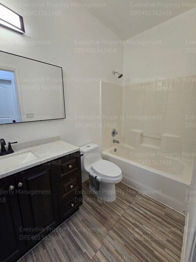 Building Photo - 3 bedroom/ 2.5 bathroom 2 story home.