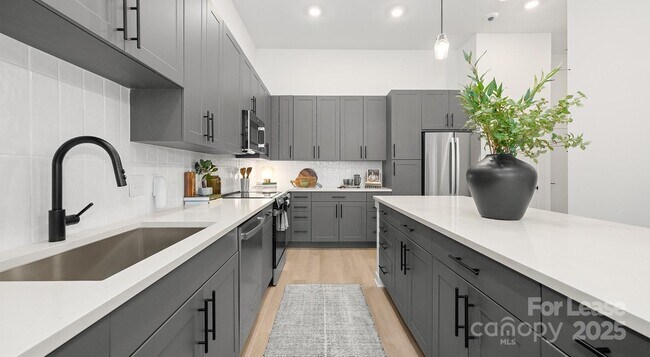 Building Photo - 704 W Tremont Ave