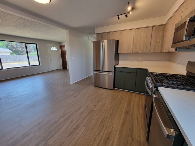 Building Photo - UPDATED Thurston 3 Bedroom HOME with LARGE...