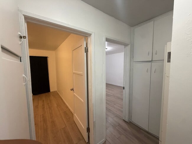 Building Photo - 537 W Colden Ave