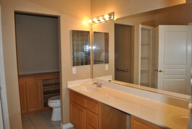 Building Photo - Gorgeous home in Springfield at Whitney Oaks