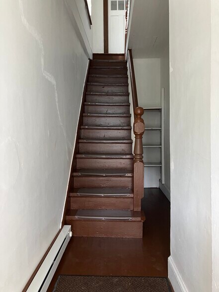 Private stair and storage - 1025 Willow St
