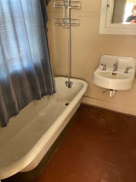 Primary Photo - 131 Broadwater Ave