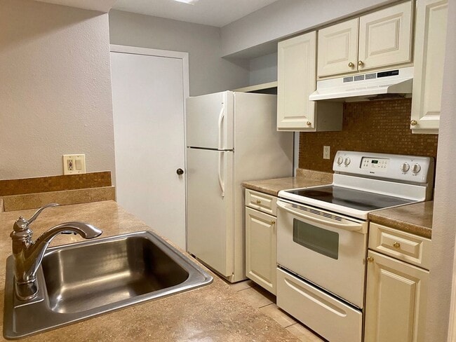 Building Photo - Charming 2bed / 2bath Condo for Rent at Bl...