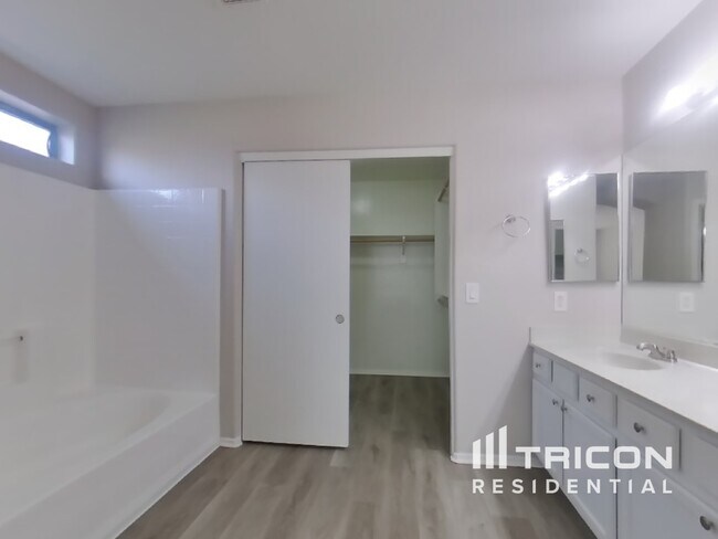 Building Photo - 13261 W Paradise Ln