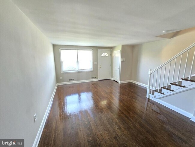 Building Photo - 3 Bedroom Home