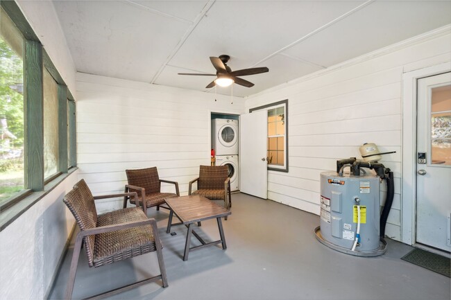 Building Photo - Available Early August! Beautiful 3-bedroo...