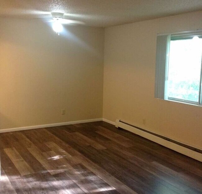 Building Photo - AVAILABLE NOW - NO SECURITY DEPOSIT REQUIRED