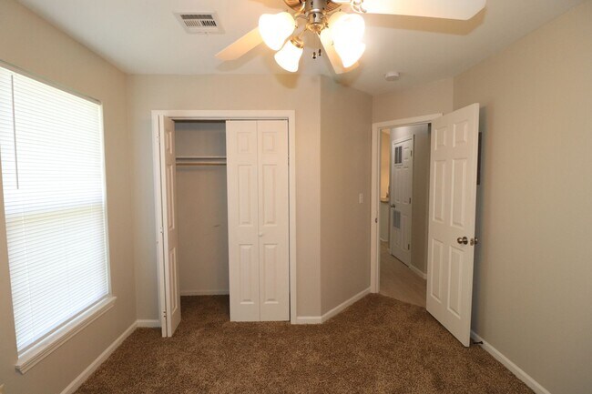 Building Photo - Newly updated duplex for rent!